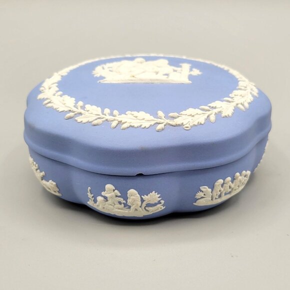 Wedgwood Blue Jasperware Round Scalloped Trinket Dresser Box Lid England - Picture 2 of 10